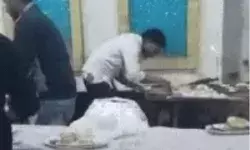 शादी समारोह में आगंतुकों को फिर थूक लगी रोटी- कारीगर अरेस्ट शादी समारोह में आगंतुकों को फिर थूक लगी रोटी- कारीगर अरेस्ट