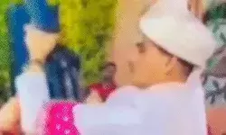 शादी यादगार बनाने को दूल्हा दुल्हन ने हवा में दागी गोलियां- जयमाला... शादी यादगार बनाने को दूल्हा दुल्हन ने हवा में दागी गोलियां- जयमाला...