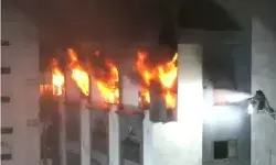 कपड़ा मार्केट में लगी आग दो मंजिला इमारत तक फैली- 800 दुकानें... कपड़ा मार्केट में लगी आग दो मंजिला इमारत तक फैली- 800 दुकानें...