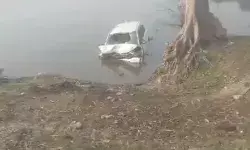 बारात में जा रही कार पुलिया तोड़कर नीचे पानी में गिरी- मची चीख पुकार बारात में जा रही कार पुलिया तोड़कर नीचे पानी में गिरी- मची चीख पुकार