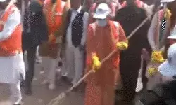 संगम पहुंचे योगी के साथ दोनों डिप्टी सीएम ने घाट पर लगाई झाड़ू और.. संगम पहुंचे योगी के साथ दोनों डिप्टी सीएम ने घाट पर लगाई झाड़ू और..