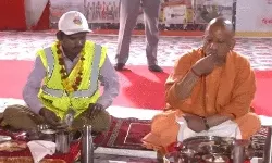 साफ सफाई के बाद महाकुंभ में योगी ने सफाई कर्मियों के साथ खाया खाना साफ सफाई के बाद महाकुंभ में योगी ने सफाई कर्मियों के साथ खाया खाना