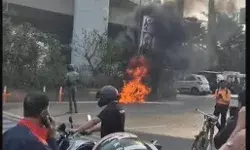 पॉलिटेक्निक चौराहे पर चलती स्कूटी में लगी आग- लपटों में बुरी तरह....