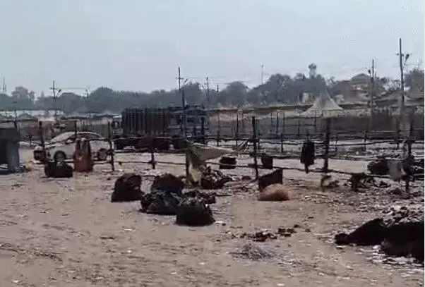 कुंभ मेला क्षेत्र में लगा कूड़े का अंबार- उखाड़े जा रहे टेंट- स्नान... कुंभ मेला क्षेत्र में लगा कूड़े का अंबार- उखाड़े जा रहे टेंट- स्नान...