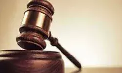 हथियार और गोला-बारूद रखने के आरोप में दो को तीन साल की सज़ा हथियार और गोला-बारूद रखने के आरोप में दो को तीन साल की सज़ा