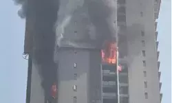 बहुमंजिला इमारत मे लगी आग से निकल रही लपटों व धुएं से लोगों की सांसे.. बहुमंजिला इमारत मे लगी आग से निकल रही लपटों व धुएं से लोगों की सांसे..