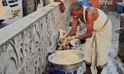 गटर के पानी से गूंथे गए आटें की रोटियां ढाबे पर आये ग्राहकों को खिलाई