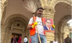 हाथ में झाड़ू एवं बाबा साहब की तस्वीर के साथ अतुल प्रधान का प्रदर्शन