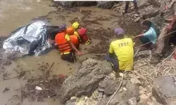 बाढ़ में फंसे 11 मजदूरों के लिए एसडीआरएफ एवं पुलिस बनी देवदूत बाढ़ में फंसे 11 मजदूरों के लिए एसडीआरएफ एवं पुलिस बनी देवदूत