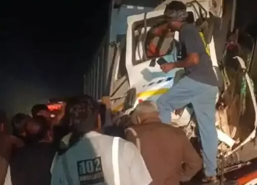 खड़े डंपर से टकराया तारकोल भरा डंपर- चालक परिचालक केबिन में फंसे खड़े डंपर से टकराया तारकोल भरा डंपर- चालक परिचालक केबिन में फंसे