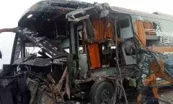 महाकुंभ से लौट रही बस हाईवे पर खड़े ट्रक से टकराई- उड़े परखच्चे महाकुंभ से लौट रही बस हाईवे पर खड़े ट्रक से टकराई- उड़े परखच्चे