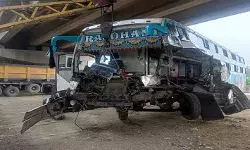 ईटों भरी ट्रैक्टर ट्राली से टकराई तीर्थ यात्रियों की बस के उड़े परखच्चे ईटों भरी ट्रैक्टर ट्राली से टकराई तीर्थ यात्रियों की बस के उड़े परखच्चे