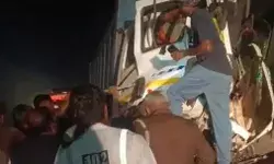 खड़े डंपर से टकराया तारकोल भरा डंपर- चालक परिचालक केबिन में फंसे