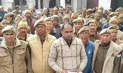 मांगों के लिए सड़क पर उतरे पीआरडी जवान- कलेक्ट्रेट में सैकड़ों की....