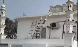 कमेटी से जुड़े लोगों ने चार मंजिला मस्जिद पर बजाना शुरू किया हथौड़ा