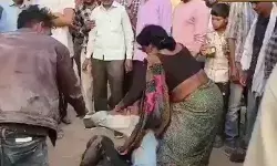 प्रेमी संग मिलकर पत्नी ने बीच सड़क पति को पीटा- पति ने महिला को.... प्रेमी संग मिलकर पत्नी ने बीच सड़क पति को पीटा- पति ने महिला को....