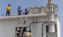 हुरैरा मस्जिद की दो मंजिलें तोड़ने का काम दूसरे दिन भी जारी