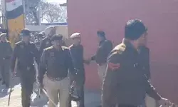 नगर निकाय चुनाव- तमाम किलेबंदी के बावजूद कोई दूसरा डाल गया महिला का वोट नगर निकाय चुनाव- तमाम किलेबंदी के बावजूद कोई दूसरा डाल गया महिला का वोट