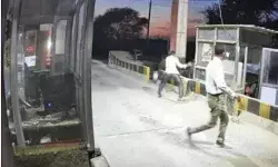 टोल प्लाजा पर तलवार एवं सरियों से हमला- जमकर तोड़फोड़- जान बचाकर..