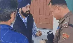 निकाय चुनाव- बूथ में जबरन घुसे भाजपा बूथ अध्यक्ष- दिखाई हेगडी निकाय चुनाव- बूथ में जबरन घुसे भाजपा बूथ अध्यक्ष- दिखाई हेगडी