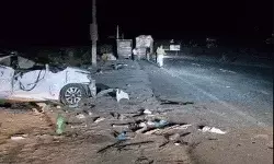 हाईवे पर तेज रफ्तार कार आगे चल रहे ट्रक में घुसी- कार के उड़े परखच्चे हाईवे पर तेज रफ्तार कार आगे चल रहे ट्रक में घुसी- कार के उड़े परखच्चे