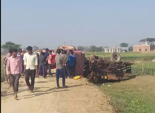 सरसों कटाई के दौरान हादसा- खेत से निकलते समय पलटा ट्रैक्टर थ्रेसर सरसों कटाई के दौरान हादसा- खेत से निकलते समय पलटा ट्रैक्टर थ्रेसर