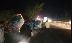 हाईवे पर हादसा- सवारियां लेकर जा रही रोडवेज बस सड़क किनारे पलटी हाईवे पर हादसा- सवारियां लेकर जा रही रोडवेज बस सड़क किनारे पलटी