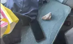 मथुरा में एक्सप्रेस ट्रेन पर पथराव- पैसेंजर के सिर में लगी चोट मथुरा में एक्सप्रेस ट्रेन पर पथराव- पैसेंजर के सिर में लगी चोट