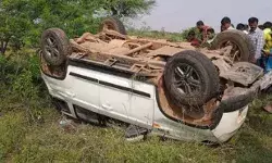 तेज रफ्तार कार की टक्कर से ऑटो रिक्शा क्षतिग्रस्त- चार लोगों की....