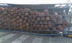 हाईवे पर हादसा- गैस सिलेंडर भरा ट्रक मैजिक वाहन पर पलटा हाईवे पर हादसा- गैस सिलेंडर भरा ट्रक मैजिक वाहन पर पलटा