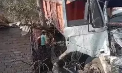 बेकाबू हुआ ट्रेलर मकान में घुसा- टक्कर से भरभराकर गिरी दीवार बेकाबू हुआ ट्रेलर मकान में घुसा- टक्कर से भरभराकर गिरी दीवार