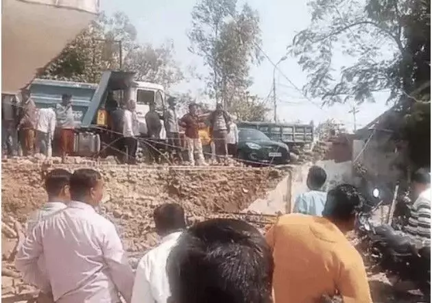 भरभराकर गिरी नगर निगम की दीवार के मलबे में कई गाड़ियां दबी- अधिकारी.. भरभराकर गिरी नगर निगम की दीवार के मलबे में कई गाड़ियां दबी- अधिकारी..