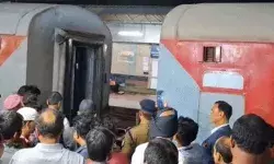 दो हिस्सों में विभाजित होकर छुक छुक दौडी एक्सप्रेस ट्रेन- मचा हड़कंप.. दो हिस्सों में विभाजित होकर छुक छुक दौडी एक्सप्रेस ट्रेन- मचा हड़कंप..