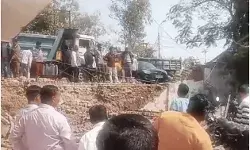 भरभराकर गिरी नगर निगम की दीवार के मलबे में कई गाड़ियां दबी- अधिकारी..