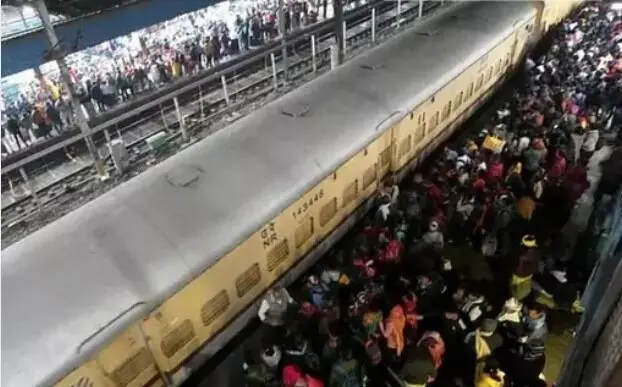 दिल्ली रेलवे स्टेशन भगदड़ मामला- DRM समेत तीन के तबादले