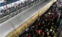 दिल्ली रेलवे स्टेशन भगदड़ मामला- DRM समेत तीन के तबादले दिल्ली रेलवे स्टेशन भगदड़ मामला- DRM समेत तीन के तबादले