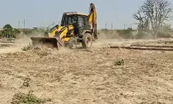 माफिया अतीक पर शिकंजा जारी- करीबियों के प्लाट पर चला बुलडोजर माफिया अतीक पर शिकंजा जारी- करीबियों के प्लाट पर चला बुलडोजर