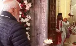 उत्तराखंड पहुंचे प्रधानमंत्री नरेंद्र मोदी ने मुखवा में की गंगा पूजा उत्तराखंड पहुंचे प्रधानमंत्री नरेंद्र मोदी ने मुखवा में की गंगा पूजा