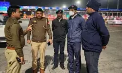 एक्सप्रेस वे पर दोपहिया चालकों की ली जा रही खबर- हजारों के कट रहे चालान एक्सप्रेस वे पर दोपहिया चालकों की ली जा रही खबर- हजारों के कट रहे चालान