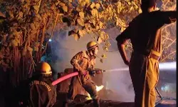 टेक्सटाइल गोदाम में लगी भीषण आग- फायरकर्मियों ने बचाई 7 दुकान