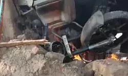 ट्रेलर की टक्कर से खड़ी बुलेट में लगी आग- जलकर हुई पूरी तरह खाक ट्रेलर की टक्कर से खड़ी बुलेट में लगी आग- जलकर हुई पूरी तरह खाक