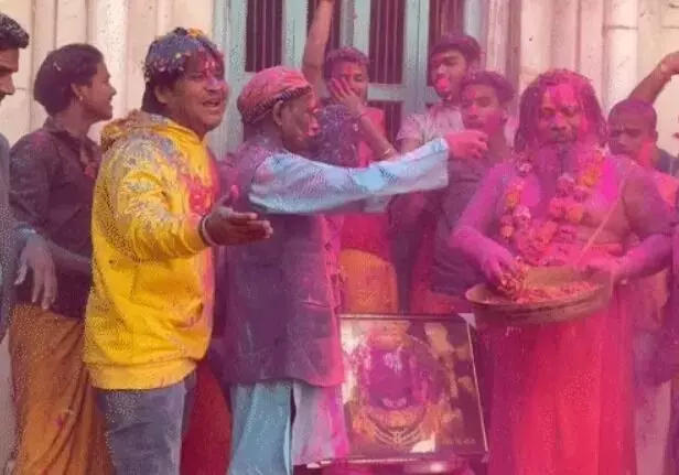 बाबरी मस्जिद के पैरोकार ने रामलला के साथ खेली होली- लगाया गुलाल बाबरी मस्जिद के पैरोकार ने रामलला के साथ खेली होली- लगाया गुलाल