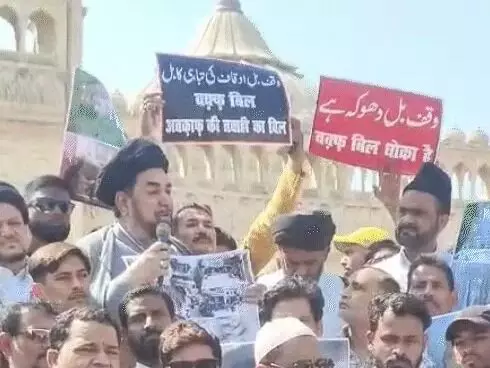 जुम्मे की नमाज के बाद वक्फ संशोधन अधिनियम के खिलाफ प्रदर्शन जुम्मे की नमाज के बाद वक्फ संशोधन अधिनियम के खिलाफ प्रदर्शन