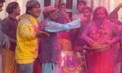 बाबरी मस्जिद के पैरोकार ने रामलला के साथ खेली होली- लगाया गुलाल