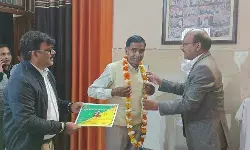 प्राकृतिक खेती के लिए जिलाधिकारी ने किसान को किया सम्मानित प्राकृतिक खेती के लिए जिलाधिकारी ने किसान को किया सम्मानित