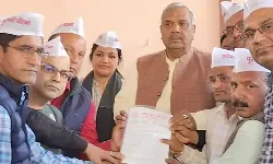 सांसद विधायक के आवास पर हंगामा- पेंशन बहाली को लेकर जोरदार प्रदर्शन सांसद विधायक के आवास पर हंगामा- पेंशन बहाली को लेकर जोरदार प्रदर्शन