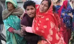 कार एवं ट्रक की सीधी टक्कर से मचा कोहराम- हादसे में गई सात की जान कार एवं ट्रक की सीधी टक्कर से मचा कोहराम- हादसे में गई सात की जान