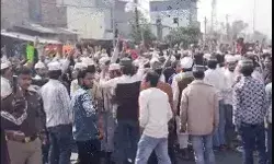 आपत्तिजनक पोस्ट को लेकर बवाल- पुलिस ने लाठियां भांजकर भीड़... आपत्तिजनक पोस्ट को लेकर बवाल- पुलिस ने लाठियां भांजकर भीड़...