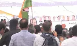 विरोध प्रदर्शन के बीच कांग्रेस का मंच धराशाई - 10 से ज्यादा घायल