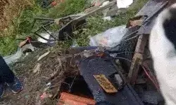 डंपर ने टक्कर मार ई रिक्शा के उड़ाये परखच्चे- चालक व महिला की मौत